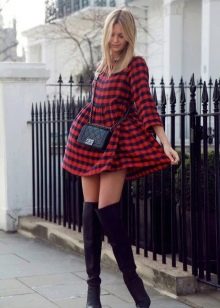 Robe rouge à carreaux