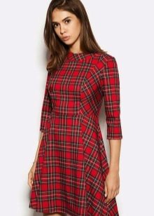 Robe trapèze à carreaux rouge à manches trois-quarts