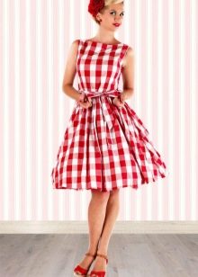 Robe rouge à carreaux blancs