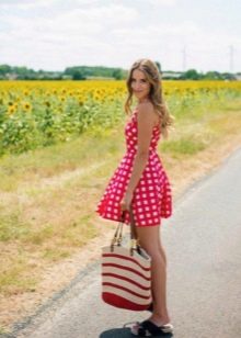 Robe rouge à carreaux blancs