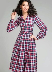 Robe rouge à carreaux blancs et bleus