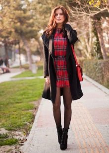 Robe à carreaux rouge et bleu