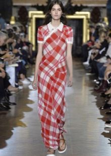 Robe longue rouge à carreaux blancs