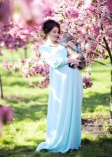 Photoshoot of a pregnant woman in nature