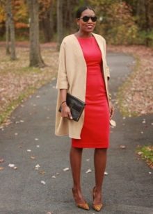 Sheath dress combined with an elongated cardigan