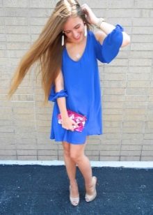 Accessories and jewelry for a short blue viscose dress