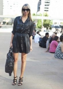Shirt dress combined with a tote bag