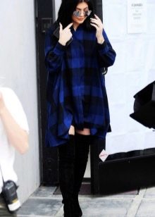Robe chemise à carreaux surdimensionnée bleue et cuissardes en daim noires