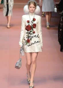 Dolce & Gabbana 패션쇼에서 장미가 장식된 베이지색 드레스
