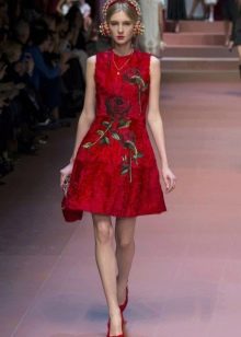 Dolce & Gabbana 패션쇼에서 장미와 빨간 드레스