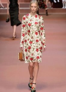 Dolce Gabbana 패션쇼에서 장미와 천공이 있는 베이지색 드레스