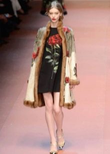 Dolce Gabbana 패션쇼에서 장미와 검은 드레스