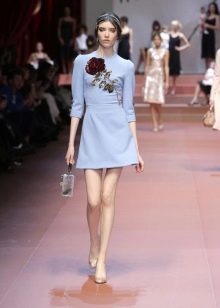 Dolce & Gabbana 패션쇼에서 장미가 장식된 파란색 드레스