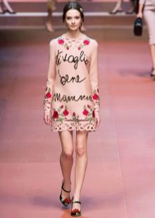 Dolce & Gabbana 패션쇼에서 장미와 핑크 드레스