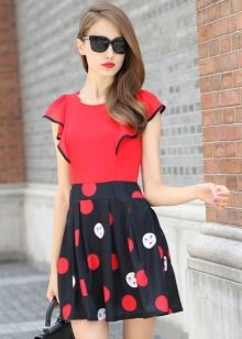 Dress with ruffles on the shoulders