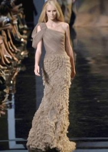 Long dress with many small flounces over the skirt