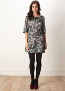 Shift dress combined with tight tights