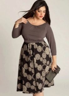 Robe Tatyanka en tissu clair uni sur le haut et tissu foncé avec un imprimé sur la jupe pour les femmes obèses