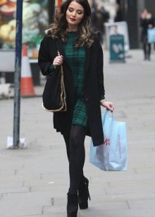 Associez une robe tartan à carreaux vert foncé avec un manteau noir et des louboutins
