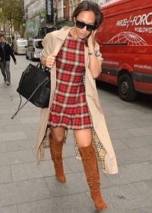 Robe tartan à carreaux rouge en combinaison avec un trench-coat beige et des cuissardes en daim rouge unies