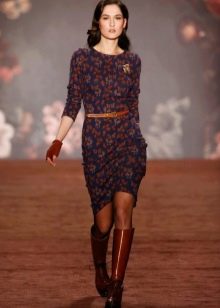 Sheath dress in the style of dudes with sleeves
