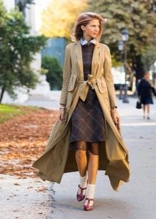 Long beige cardigan for a plaid dress
