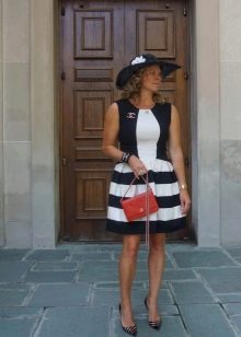 Short dress with white and black stripes