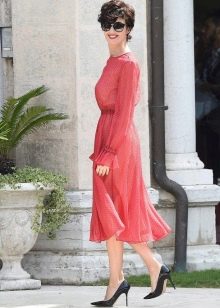 Black shoes for a solid-colored dress in the style of new bow