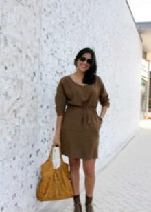 Casual brown dress with a loose fit on the belt