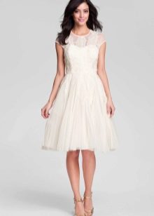 Flared milk dress at the waist