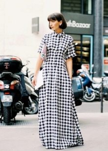 Robe longue blanche à imprimé pied de poule