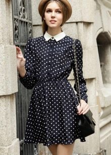 Robe noire à imprimé pois et col blanc