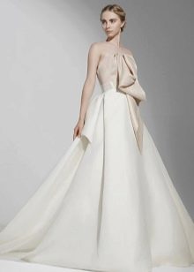 Strapless wedding dress with bow