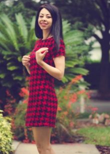 Robe courte rouge et noire pattes d'oie à manches courtes