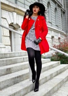 Habillez les pattes d'oie en combinaison avec un manteau rouge