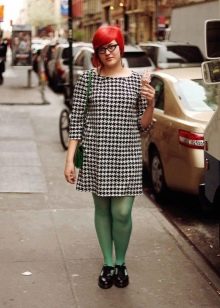 Robe pied-de-poule associée à des collants verts et des richelieus noirs