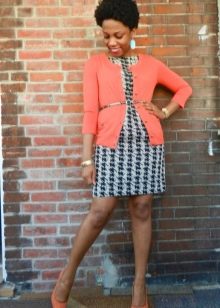 Chaussures corail et une robe cardigan à pattes d'oie