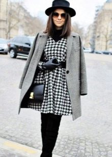 Chapeau, manteau et batillons pour la robe pattes d'oie