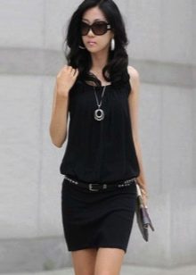 Low-waist dress and jewelry to it