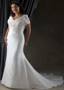 Plump wedding dress with train
