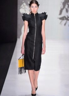 Straight fitted dress with zipper