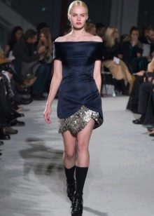 Straight fitted dress with lowered sleeves