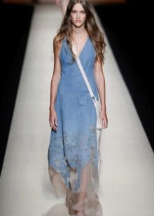 How to wear a denim pinafore dress