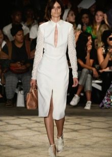 Brown accessories for a white sheath dress