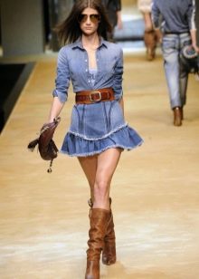 Brown accessories for a denim shirt dress