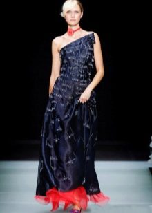 Red accessories for a dark blue dress