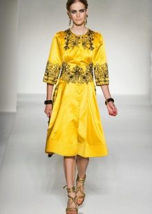 Gold-colored jewelry for a yellow dress