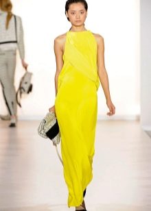 Black accessories for an evening yellow dress
