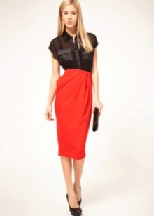 High-waisted knitted red skirt