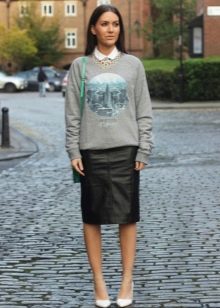 Sweatshirt with a pattern to a black pencil skirt